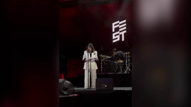 Jasmin Levi pozdravlja publiku na srpskom